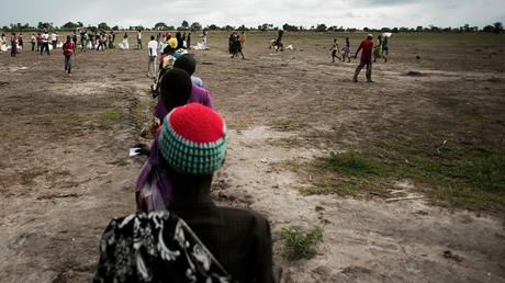 Des personnes déplacées font la queue pour recevoir de la nourriture du CICR, après un largage d’assistance dans l’État de Leer, au Soudan du Sud. © Jacob Zocherman / CICR