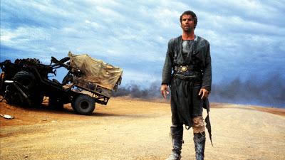 George Miller, George Ogilvie, Mad Max 3, Beyond Thunderdome, Au-delà du dôme du tonnerre, Mel Gibson, Mad Max, Rockatansky, Bruce Spence, Jedediah, gyro captain, Adam Cockburn, Jedediah Jr., Tina Turner, Aunty Entity, Frank Thring, The Collector, Angelo Rossitto, Master, Paul Larsson, Blaster, Angry Anderson, Ironbar, Robert Grubb, Pig Killer, Bartertown, Captain Walker, Fury Road, Charlize Theron, Tom Hardy, geekmehard, geek me hard, test, trailer, critique, avis, comic-book, comics, film, chronique, article