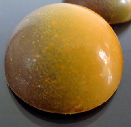 Chocolats fins : demi sphère mangue et coriandre