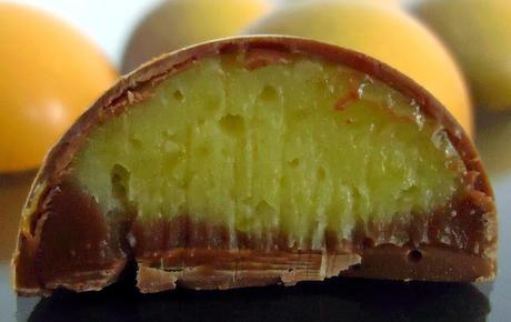 Chocolats fins : demi sphère mangue et coriandre