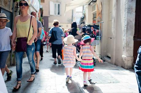 Petite pause aux pieds des Cévennes Alice & Juliette sur le marché d'Anduze