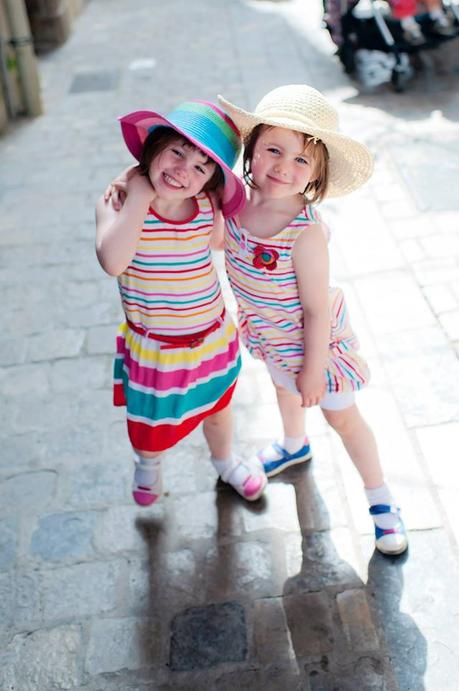 Petite pause aux pieds des Cévennes Alice & Juliette sur le marché d'Anduze