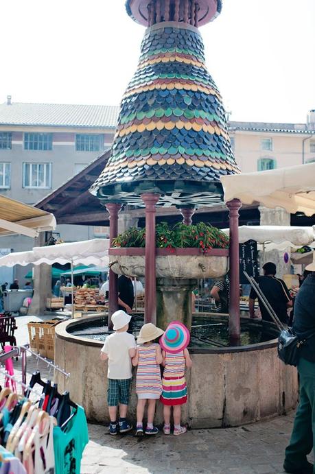 Petite pause aux pieds des Cévennes La Place d'Anduze et son marché
