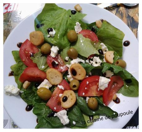 Salade d'épinards, tomates, feta et olives vertes