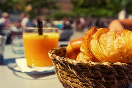 Un jus d'orange pour accompagner les croissants au petit déjeuner