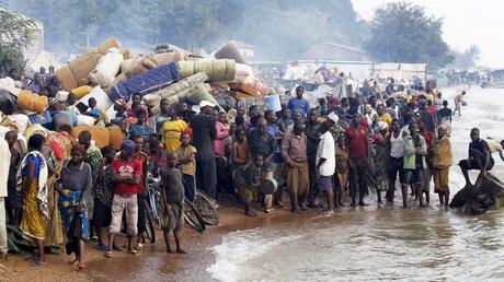 17 mai 2015. Des réfugiés burundais se rassemblent sur les rives du lac Tanganyika, dans le village de Kagunga (ouest de la Tanzanie), dans l'attente d'un bateau qui puisse les transporter jusqu'à la ville de Kigoma. © Reuters/Thomas Mukoya 