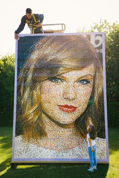 taylor-swift-mosaic-made-out-of-lego-2015