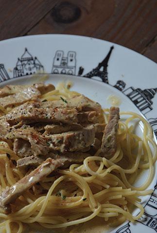assiette-paris-escaloppe-creme-2 l'assiette Paris accueille une recette intemporelle, les escalopes de veau à la crème sur un lit de spaghetti fraiches