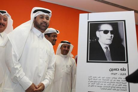 Dans l'exposition du prix Katara, on pose devant le portrait du grand ancêtre, Taha Hussein