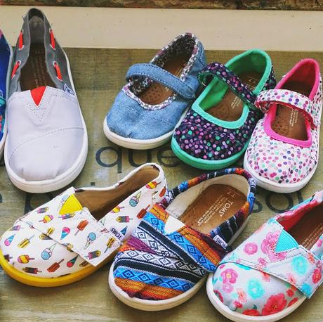 Les accessoires TOMS: sacs, chaussures et lunettes Les accessoires TOMS: sacs, chaussures et lunettes