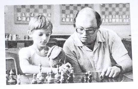 Le futur grand-maître russe Alexander Grischuk à 8 ans - aujourd'hui dans le Top 10 mondial - photographié en 1992 au club d'échecs de Moscou avec son entraîneur Maxim Blokh, l'auteur d'un de mes livres favoris intitulé les motifs combinatoires.