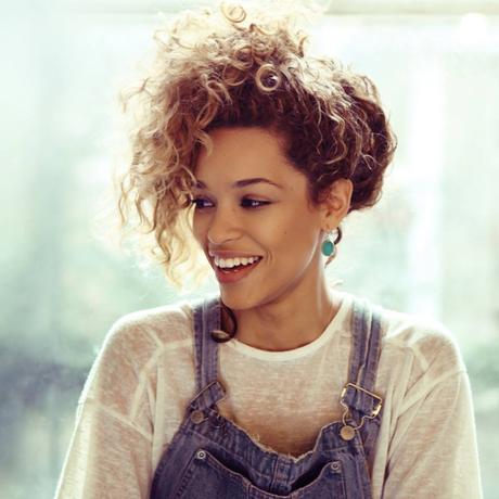 Adam & Eve : le dernier clip d’Izzy Bizu izzy-bizu-adam-eve-01