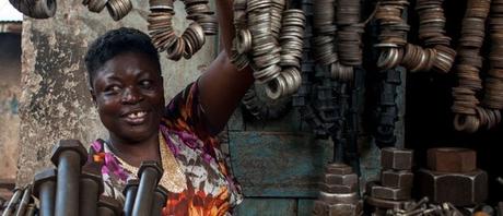 Yepoka Yeebo photographie ceux qui font tourner l'économie souterraine du Ghana