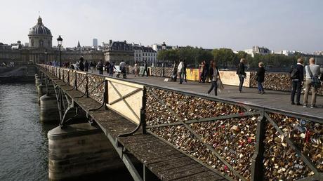 Depuis plusieurs années, les cadenas que posent les amoureux du monde entier sur le pont des Arts posent problème à la mairie de Paris. Ils seront retirés dès lundi.