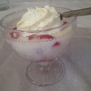 DESSERT AERIEN AUX FRAISES @yaquoidansmonfrigo.com