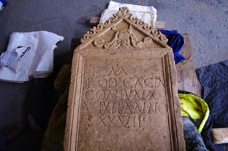 Le mystère s'épaissit sur une pierre tombale romaine découverte en début d'année en Angleterre Le mystère s'épaissit sur une pierre tombale romaine découverte en début d'année en Angleterre