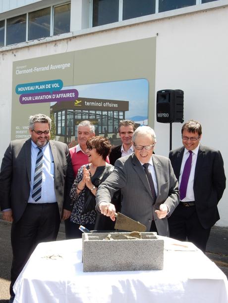 Pose de la première pierre du nouveau terminal affaires de l’aéroport de Clermont-Ferrand Auvergne Pose de la première Pierre avec René Souchon