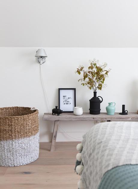 cloison pour séparation à l'esprit scandinave dans une chambre Vtwonen via Nat et nature DIY : Une cloison déco pour tête de lit