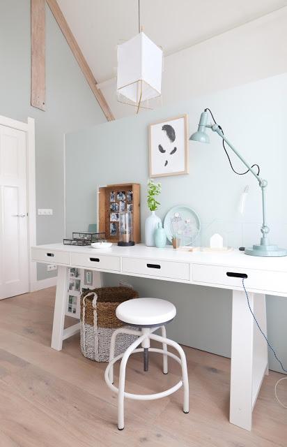 cloison pour séparation à l'esprit scandinave dans une chambre Vtwonen via Nat et nature DIY : Une cloison déco pour tête de lit