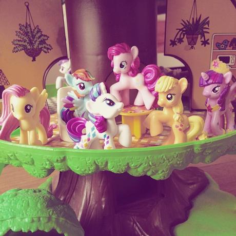 Les petits poneys ont trouvé refuge dans l'arbre magique de Vulli Les petits poneys ont trouvé refuge dans l'arbre magique de Vulli