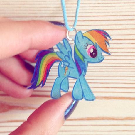 Collier Rainbow Dash réalisé en plastique magique Collier Rainbow Dash réalisé en plastique magique