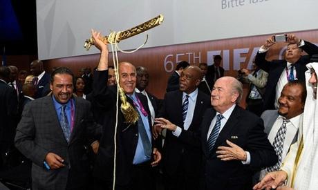 Scandale à la Fifa en version arabe : la double trahison de Jibril Rajoub. Jibril Rajoub, Sepp Blatter et le sabre offert par l'Arabie saoudite au patron de la Fifa.