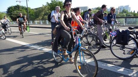Une cycliste, bien heureuse sur son vélo, lors de la vélo parade de Nantes, pour Vélo-City
