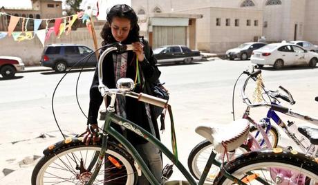 Wadjda, une petite saoudienne qui aime le vélo à la folie, malgré les interdits - image du film éponyme de Haifaa Al Mansour