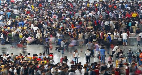 Gare de Hongqiao à Shanghai. Le taux de fécondité chinois est passé au-dessous du seuil de renouvellement des générations dans les années 1990. (REUTERS/Carlos Barria)