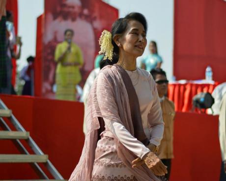 TAPIS ROUGE. Désireuse de contrer les Etats-Unis en Asie du Pacifique, la Chine fait la cour à Aung San Suu Kyi