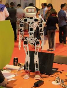 Savoir tweeter — Un après-midi à TEDx Rennes Robot Synergiz TEDx Rennes 2015