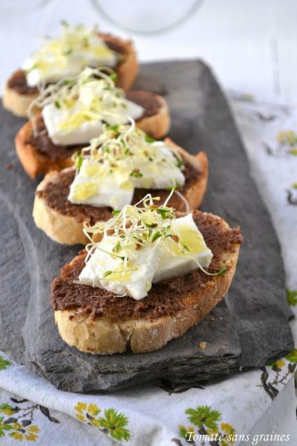 Petites tartines de chèvre frais à la pâte d'olive et aux graines germées Petites tartines de chèvre frais à la pâte d'olive et aux graines germées