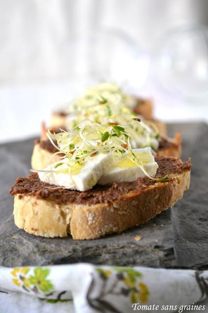 Petites tartines de chèvre frais à la pâte d'olive et aux graines germées Tartines de chèvre frais à la pâte d'olive et aux graines germées