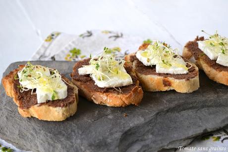 Petites tartines de chèvre frais à la pâte d'olive et aux graines germées Petites tartines de chèvre frais à la pâte d'olive et aux graines germées