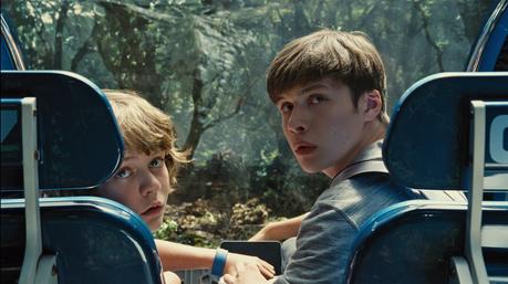 Jurassic World, quand la créature rattrape son créateur http://cdn.collider.com/wp-content/uploads/2015/06/jurassic-world-nick-robinson-ty-simpkins.jpg