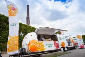 Tropicana fait (re)découvrir le goût de ses oranges Le Bar Ă jus Tropicana ĂŠtait prĂŠsent aux champs de mars pour la finale de Rolland Garros