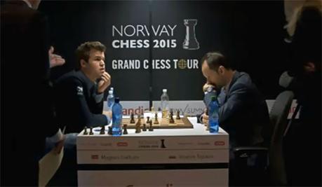 L'arbitre indique à Magnus Carlsen qu'il a perdu au temps contre le Bulgare Veselin Topalov - Photo © site officiel