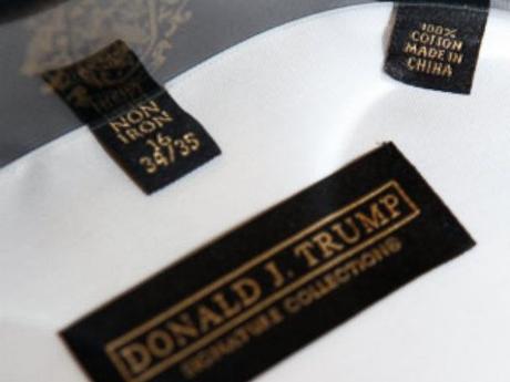 PHOTO: Donald Trump et une étiquette de vêtements de sa collection sont vus dans cette photo non datée de fichier.