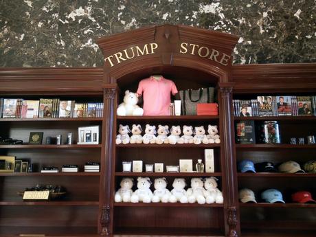 PHOTO: Le Trump magasin dans la Trump Tower de New Yorks sur la Cinquième Avenue. 