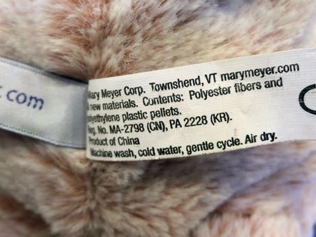 PHOTO: Une balise pour un ours vendu avec le nom Trump indique que son un produit de Chine.