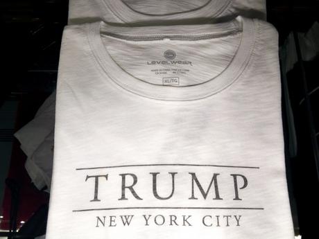 PHOTO: Trump New York T-shirts indiquer qu'ils sont fabriqués en Chine.