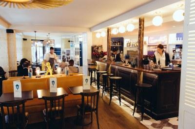 C’est une maison bleue adossée à la colline… Maison Bleue_sale restaurant (Copier)