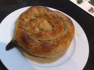 Borek au fromage de brebis feta en rouleau, rond phyllo pastry, un borek à la feta parfumé à la coriandre