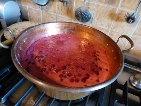 Confiture de cerises avec noyaux et feuilles de menthe. P1170040