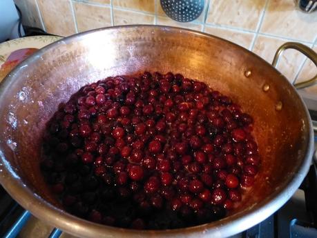 Confiture de cerises avec noyaux et feuilles de menthe. P1170039