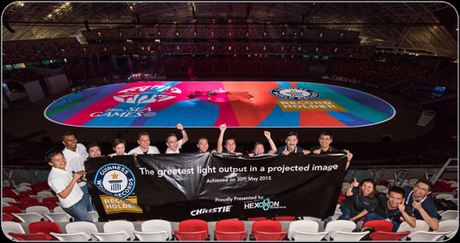 Des projecteurs Christie pour un nouveau record GUINNESS WORLD Le personnel d'Hexogon Solution et de Christie fête ce nouveau record GUINNESS WORLD RECORDS.