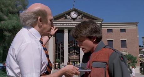 Terry (et non Doc) présente une tablette tactile à Marty (Image : Universal Pictures).