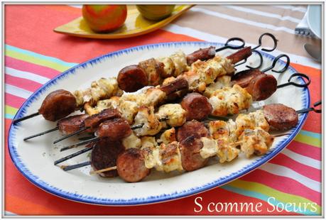 Brochettes de poulet à la saucisse de Morteau, sauce cancoillotte