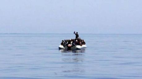 541760-des-immigres-sur-un-bateau-pneumatique-le-8-aout-2013-au-large-de-lampedusa-en-italie