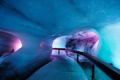 10 lieux très « fresh » anti-canicule! Titlis, Gletschergrotte, Lichteffekte; Titlis, Glacier Cave, Light Effects;